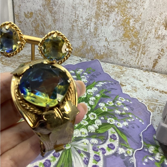 Sarah Coventry Versailles Gold and Green Art Glass Cuff And Clips  Set - Picture 3 of 7